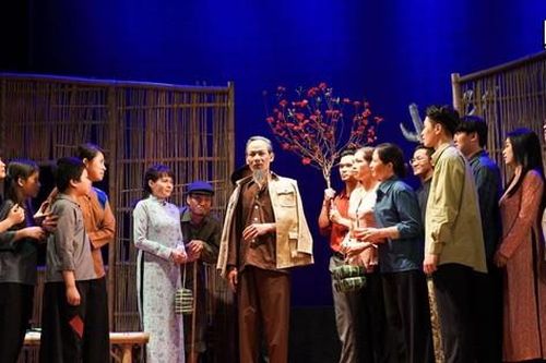 Chuyện người 15 năm đóng vai Bác Hồ