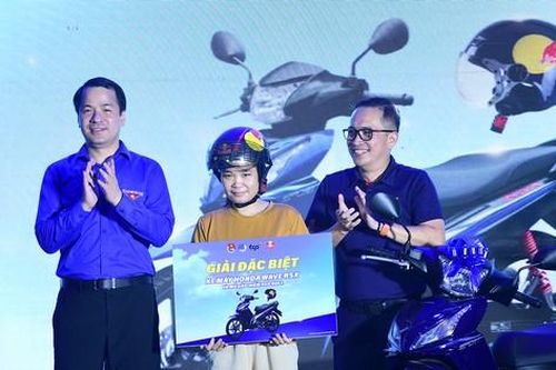 Dự đêm nhạc hội, thanh niên công nhân trúng thưởng xe máy