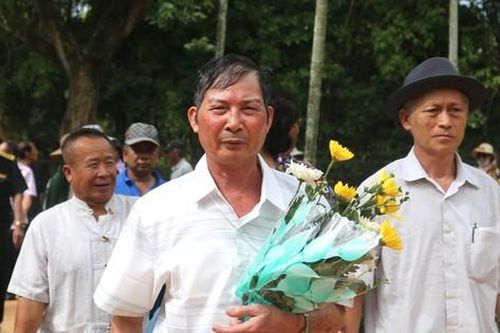 Dòng người tấp nập về thăm quê Bác Hồ