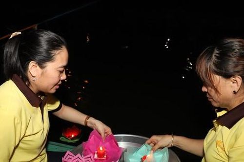 Người dân TPHCM đổ về chùa Pháp Hoa thả hoa đăng mừng Phật đản