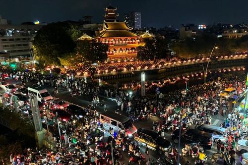 TPHCM: Kẹt xe nghiêm trọng trong đêm thả hoa đăng mừng Đại lễ Phật đản