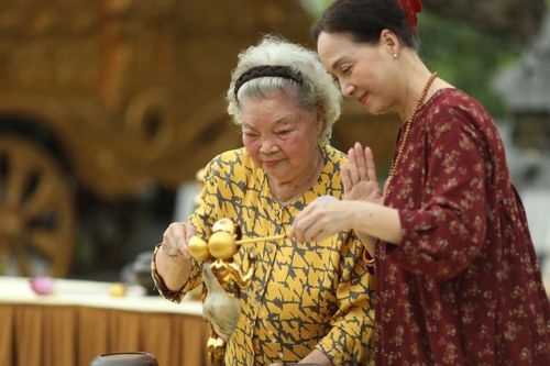 NSND Lê Khanh và mẹ thực hiện nghi thức tắm Phật tại chùa Tam Chúc