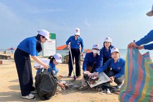 Đoàn thanh niên Cục Biển và Hải đảo Việt Nam ra quân làm sạch biển