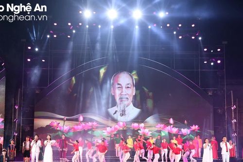Chương trình Nghệ thuật bế mạc Lễ hội Làng Sen năm 2024 'Từ Làng Sen đến thành phố Hồ Chí Minh'
