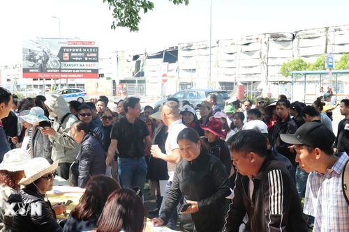 Hỗ trợ các hộ kinh doanh người Việt trong vụ cháy Trung tâm thương mại ở Ba Lan