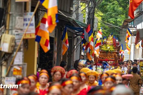 Hà Nội: Trang nghiêm nghi thức tắm và rước Phật vòng quanh làng