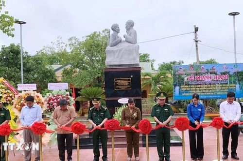 Khánh thành Tượng đài 'Bác Hồ với chiến sỹ biên phòng' ở vùng biên Đắk Lắk