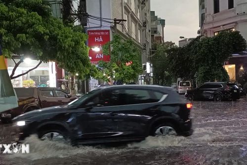 Nhiều tuyến phố của Thủ đô Hà Nội bị ngập sau cơn mưa lớn