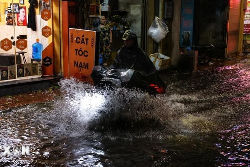 Hà Nội: Các điểm ngập úng rút hết nước, phương tiện di chuyển bình thường