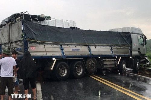 Cao tốc Nội Bài-Lào Cai ùn tắc nghiêm trọng do tai nạn giao thông