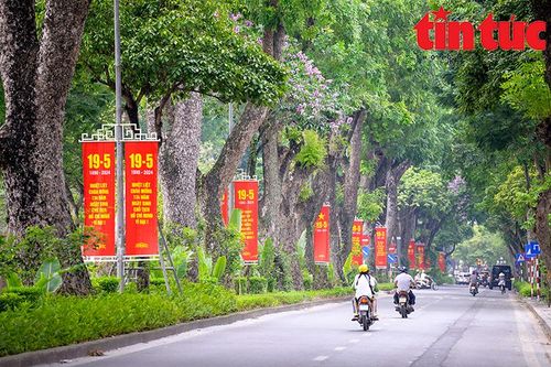 Hà Nội rực rỡ cờ hoa chào mừng kỷ niệm 134 năm ngày sinh Chủ tịch Hồ Chí Minh