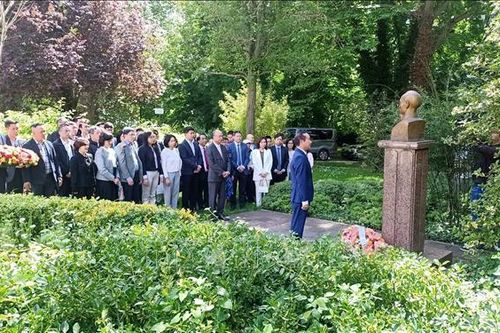 Dâng hoa tại tượng đài Bác ở Montreuil