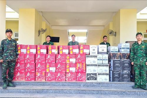 Phát hiện vụ vận chuyển hàng nghìn chai rượu ngoại ở khu vực biên giới