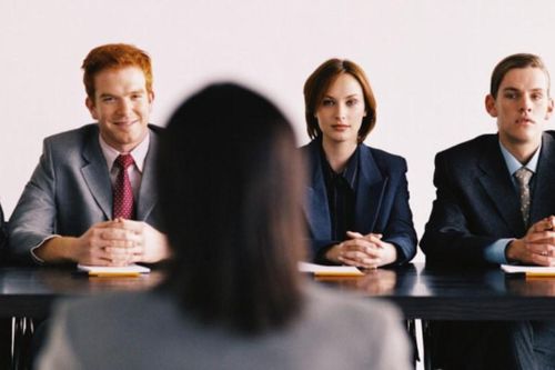 Sếp nữ hỏi: 'Thấy 9 cuộc gọi nhỡ từ tôi và vợ, bạn gọi lại cho ai trước?', nam ứng viên EQ cao trả lời khiến HR đứng hình