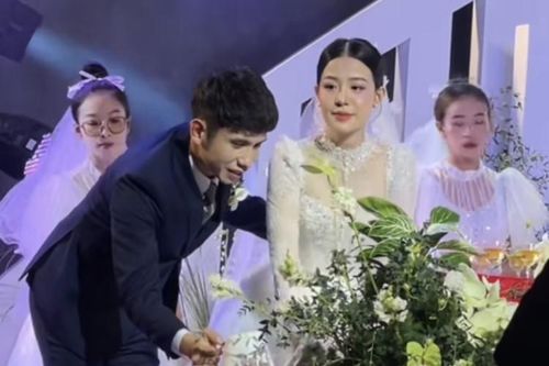 Hé lộ hình ảnh đầu tiên trong đám cưới Hồng Duy và vợ thạc sỹ: Cô dâu xinh đẹp xúc động nắm tay chú rể bước vào lễ đường