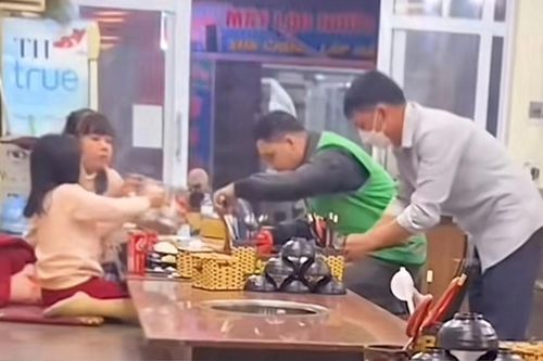 Nam shipper gửi 2 con ở quán ăn rồi tranh thủ giao hàng cho khách khiến cộng đồng mạng xúc động