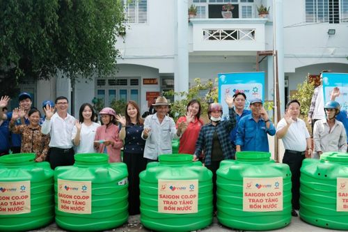 Saigon Co.op trao tặng nước uống, nước sinh hoạt và bồn chứa cho bà con vùng hạn mặn