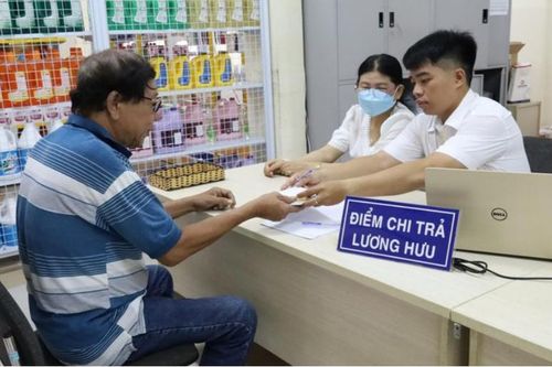 Thực hiện chi trả lương hưu, trợ cấp BHXH hằng tháng qua phương tiện thanh toán không dùng tiền mặt