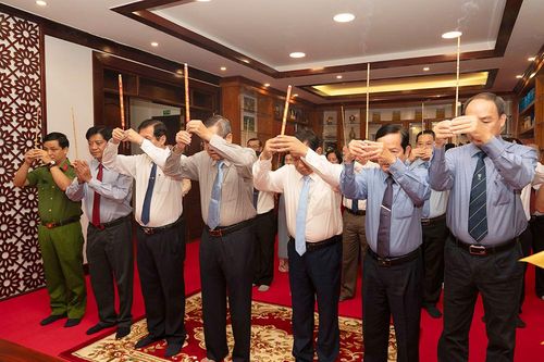 Lãnh đạo tỉnh An Giang dâng hoa, dâng hương Bác Hồ, Bác Tôn tại Nhà truyền thống Tỉnh ủy