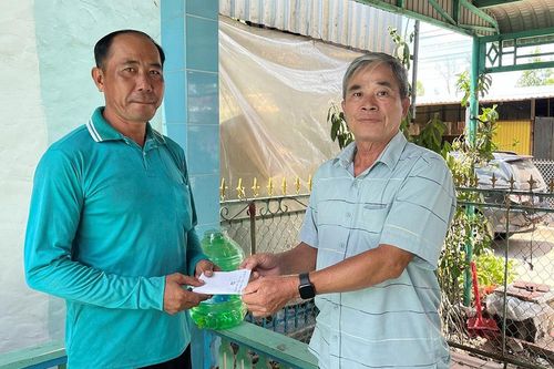 Phó Bí thư Thường trực Huyện ủy An Phú thăm và hỗ trợ 3 hộ dân có nhà bị tốc mái