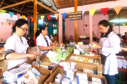 Khám bệnh, cấp thuốc và tặng quà cho người dân xã Kiến An