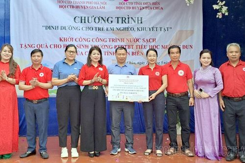 Tặng quà trị giá trên 320 triệu đồng cho học sinh, hộ nghèo tỉnh Điện Biên