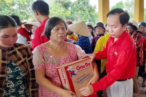 Trao tặng 250 phần quà cho người già neo đơn, khiếm thị, người khuyết tật, người nghèo
