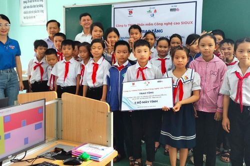 Trao 'Phòng tin học cho em' tại Trường Tiểu học và THCS Nguyễn Du