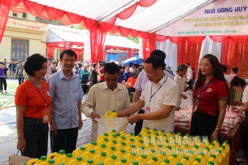 Cấp phát miễn phí 500 suất quà cho hộ nghèo tại Chợ Nhân đạo năm 2024