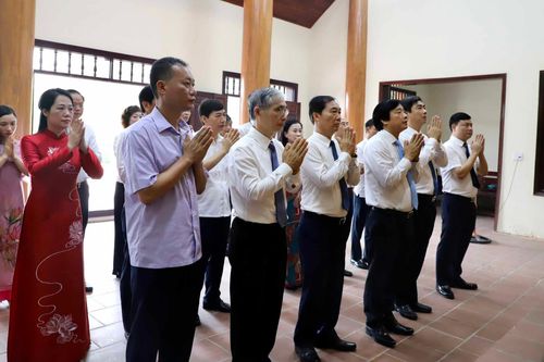 Dâng hương, hoa tưởng niệm Chủ tịch Hồ Chí Minh tại xã Chu Hóa