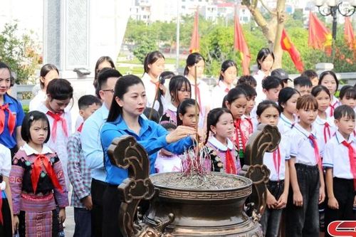 Tỉnh đoàn dâng hương Đền thờ Bác Hồ tại Quảng trường Tây Bắc