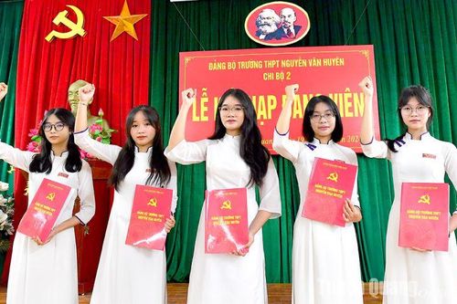 34 học sinh ưu tú được kết nạp Đảng dịp 19-5