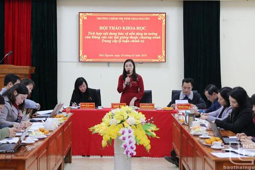 Gắn giảng dạy chính trị với bảo vệ nền tảng tư tưởng của Đảng