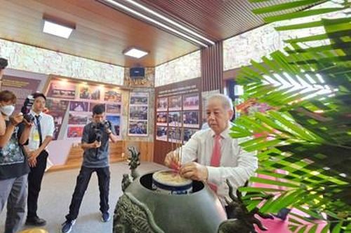 Dâng hoa sen lên Bác tại nhà lưu niệm ở Dương Nỗ