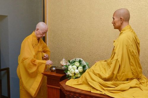 Đại lão Hòa thượng Thích Trí Quảng đảnh lễ xá-lợi Bồ-tát Thích Quảng Đức