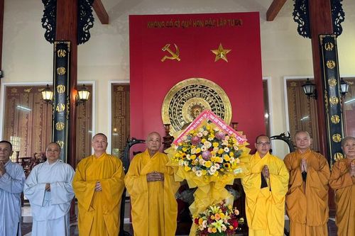 Ban Trị sự GHPGVN TP.Gò Công dâng hương tưởng niệm anh hùng, liệt sĩ và bàn giao nhà Đại đoàn kết