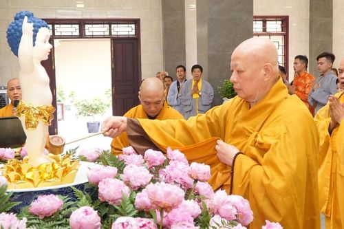 Hòa thượng Thích Lệ Trang chủ trì khóa lễ Tắm Phật tại chùa Phổ Quang (Q.Tân Bình)