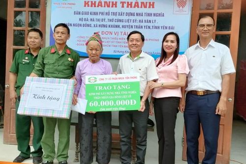 Yên Bái: Công ty Cổ phần Nhựa Thiếu niên tiền phong Hải Phòng trao 120 triệu đồng hỗ trợ làm 2 nhà tình nghĩa