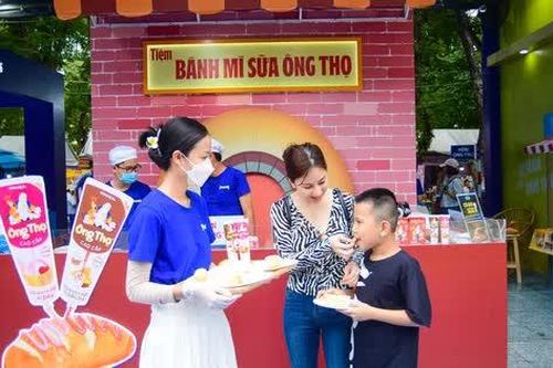 Bánh mì chấm sữa - Tự hào văn hóa ẩm thực Việt