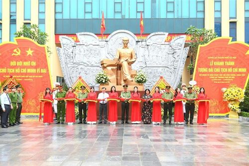 Khánh thành 'Tượng đài Chủ tịch Hồ Chí Minh và bức Phù điêu Bác Hồ với Công an Thủ đô'