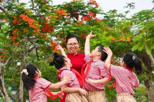 Du khách nhộn nhịp tàu xe về Hải Phòng