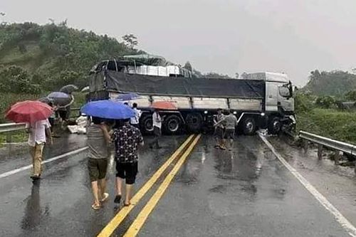 Hai xe ô tô va chạm trong mưa trên cao tốc Nội Bài - Lào Cai