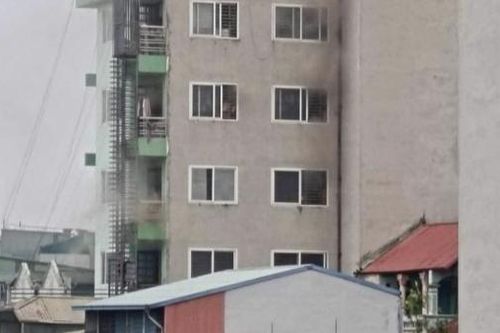 Cảnh sát cấp mặt nạ, đưa 3 người thoát ra ngoài an toàn
