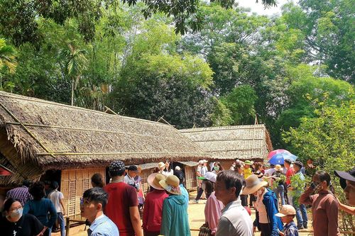 Cán bộ khu di tích làm việc xuyên trưa đón du khách về thăm quê Bác