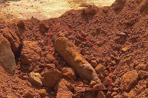 Phát hiện quả đạn dài 60 cm còn nguyên đầu nổ khi thi công trạm y tế