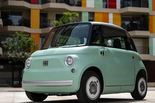 Italia: Cảnh sát tịch thu hàng loạt xe Fiat vì dán cờ gây hiểu sai xuất xứ