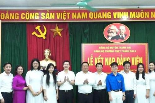 4 học sinh đầu tiên của huyện Thanh Oai vinh dự được kết nạp Đảng
