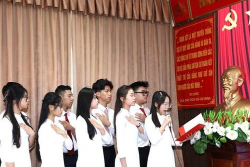 Đảng bộ quận Long Biên kết nạp 16 học sinh ưu tú vào Đảng