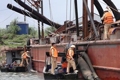 Tuần tra, ngăn chặn 'cát tặc' trên sông Hồng