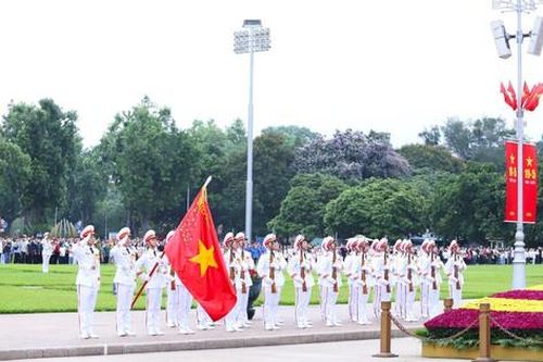 Xúc động lễ chào cờ tại quảng trường Ba Đình đúng kỷ niệm 134 năm ngày sinh Chủ tịch Hồ Chí Minh